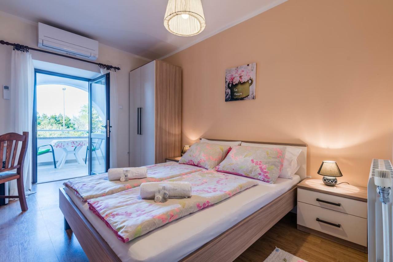 B&B Dujmovic Malinska Exterior photo